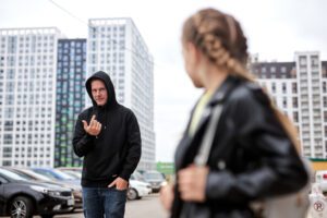 Pre-Attack Indicators: The Hidden Body Language Criminals Use Before They Strike