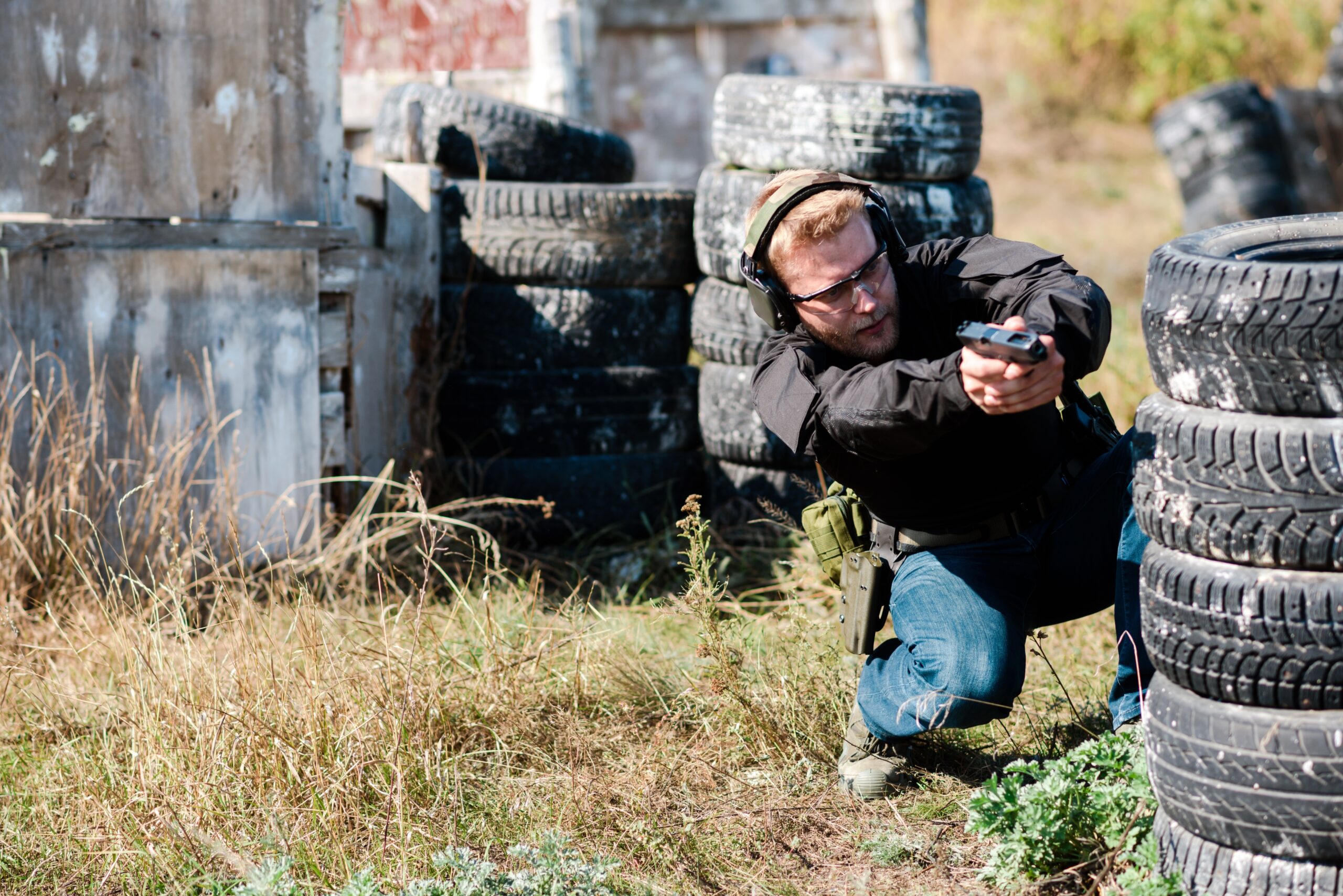 Defensive shooter using hard cover during pistol training
